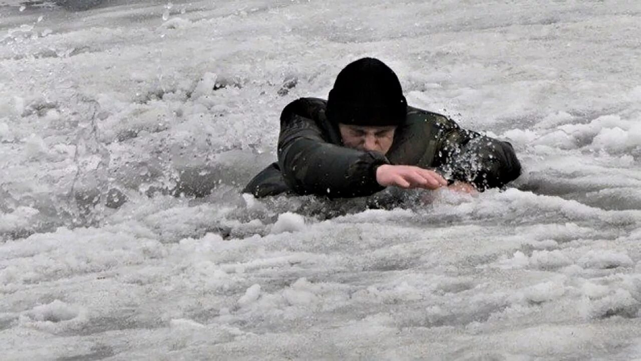 Утонувшие зимой. Полынья на льду. Тонущий человек.