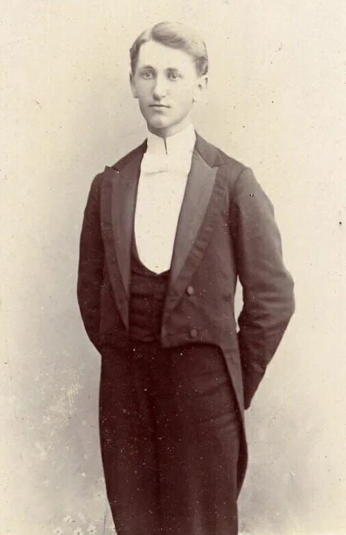 Мода викторианской эпохи 1860 мужчина. Лакей 19 века. Мужская мода Эдвардианская эпоха 1900. Лакей 1880.
