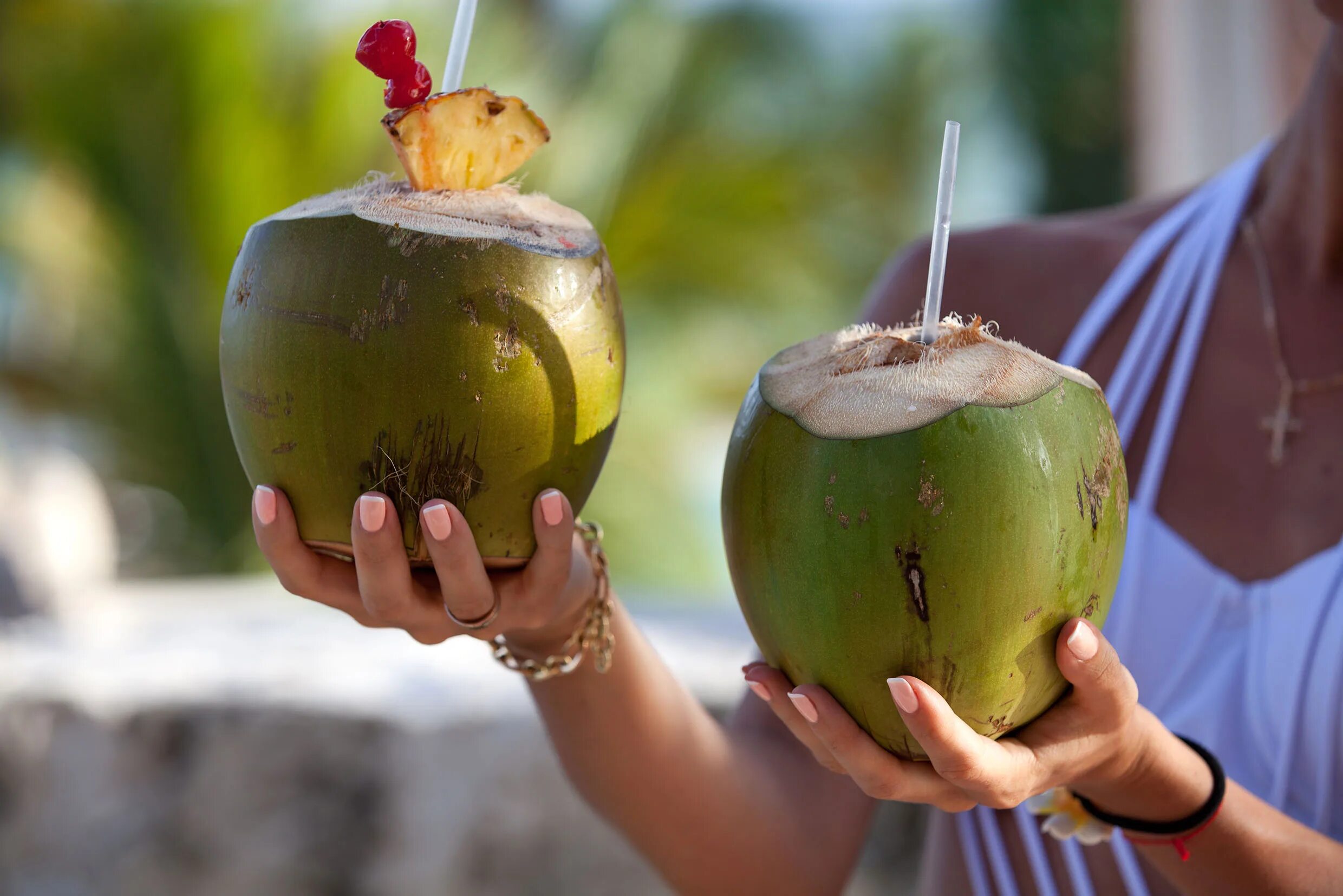 Пила фрукт. Кокосы на Бали. Кокос напиток. Коктейль из кокоса. Экзотический коктейль в кокосе.
