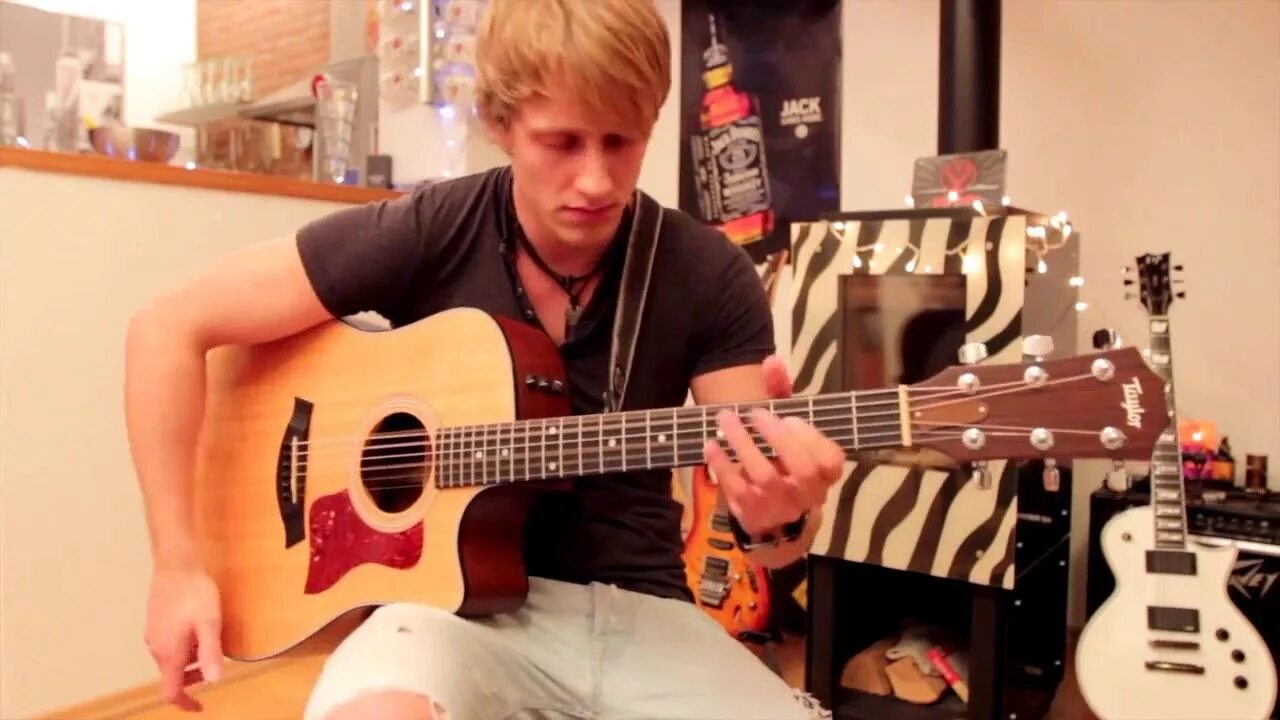 Красивый парень с гитарой. Парень гитара видео. Игра на гитаре иркутск. Красивый парень с гитарой. Парень сидит с гитарой.