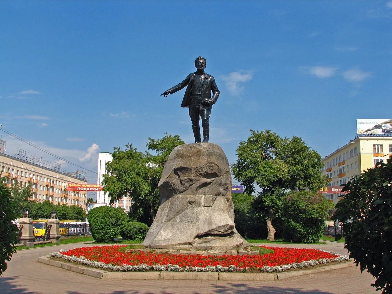 Екатеринбург татищев и де генин. В екатеринбурге есть памятник. Памятник татищеву и де геннину в екатеринбурге. Улица вайнера памятник майклу джексону. Памятник челнокам в набережных челнах.