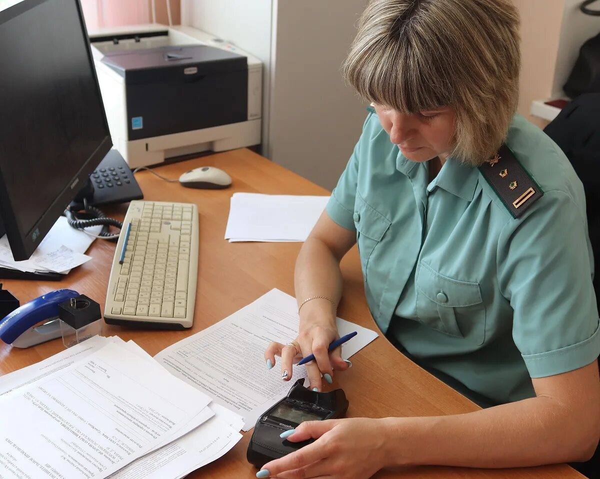 Обязательные работы пристав. Осп островского и пыталовского районов приставы. судебные приставы островского 37. девушка пристав штрафует. штраф 300 тысяч рублей.