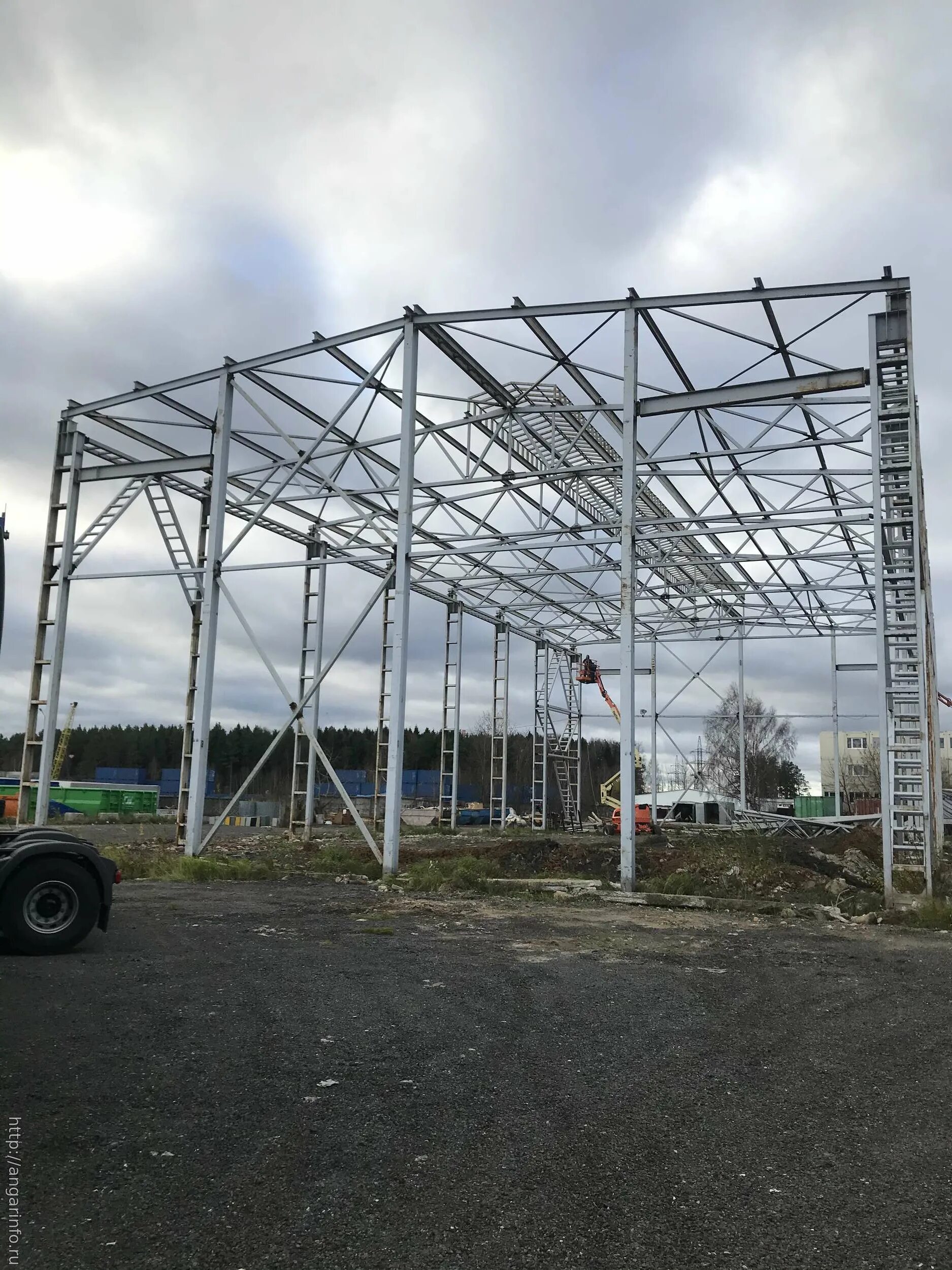 Металлические фермы для ангара. Каркас ангара 12х30. Сварочные работы козырьки. Металлический каркас для кровати из трубы 20х20. Арочные ангары бу.