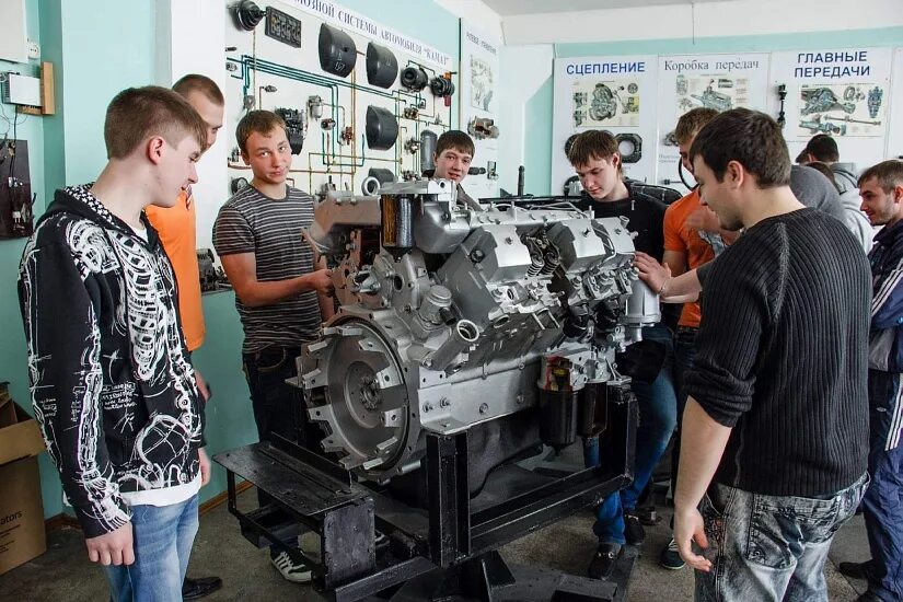 Автомеханик колледж. Учебная практика автомеханик. Профессия автомеханик. Учиться на автомеханика после 11. Автомеханик.