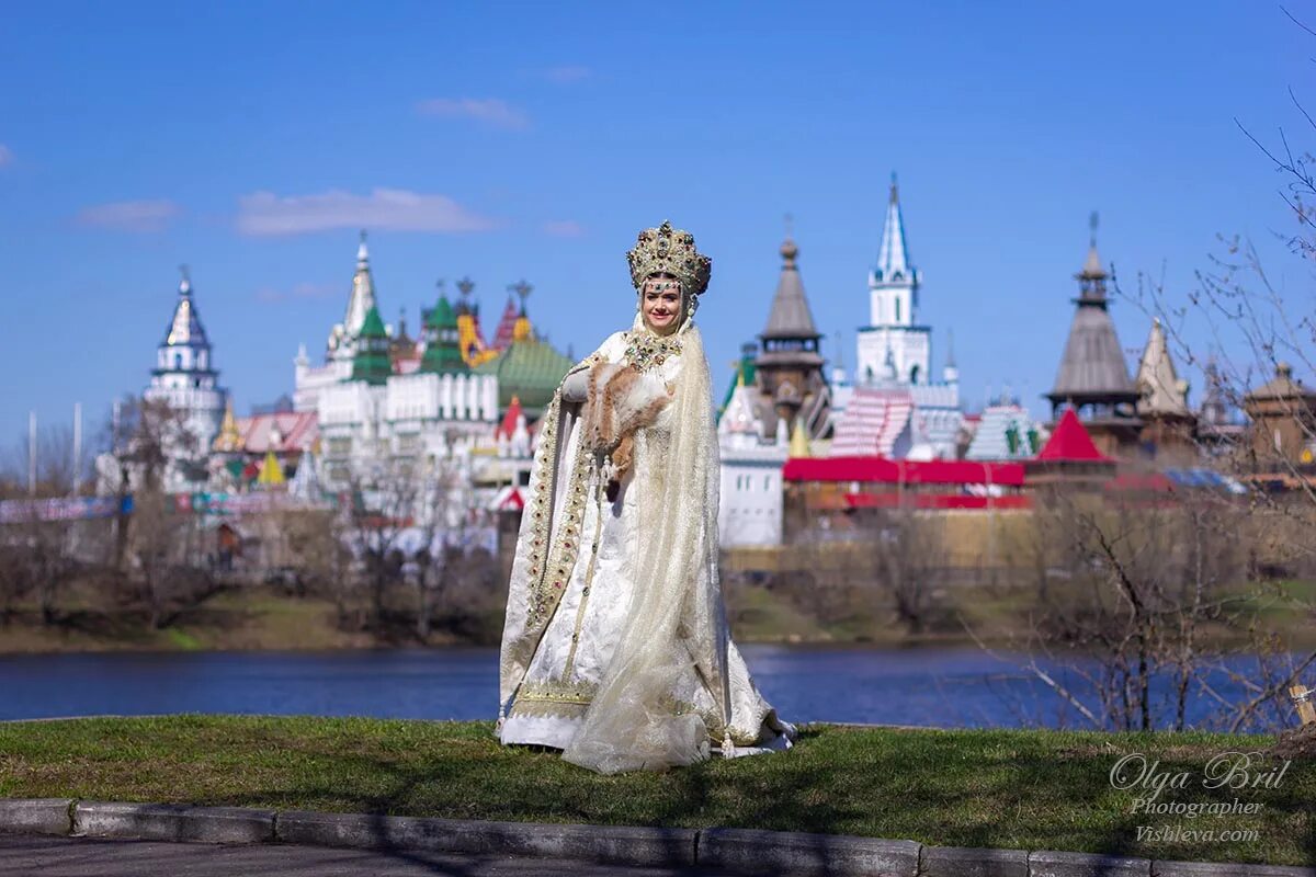 женщины в измайлово. женщины в измайлово. избушка бабы яги в измайлово. измайловский кремль свадьба.
