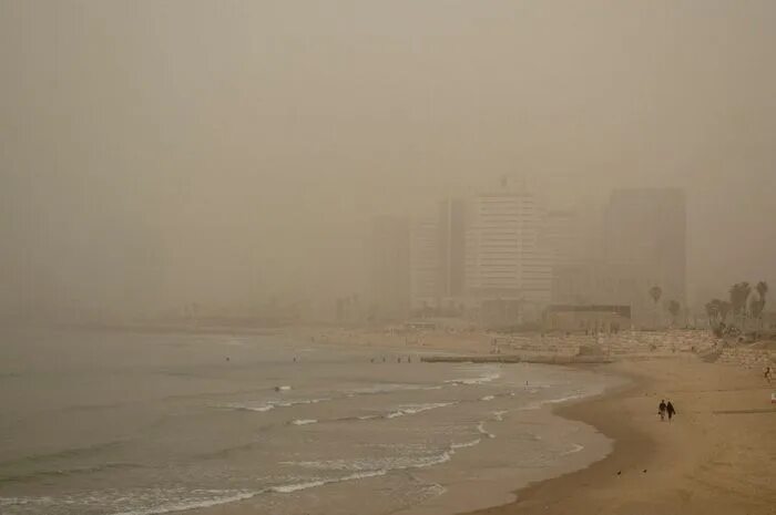 Пыльный город где то. Хамсин в Израиле. Хамсин буря Песчаная в Израиле. Ветер хамсин в Египте. Ветер в Израиле хамсин.