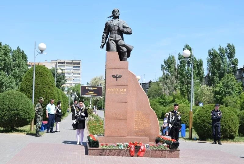 Герой летчик алексей маресьев. Маресьев алексей петрович памятник. Фонд маресьева камышин. Памятник алексею маресьеву. Маресьев подвиг памятник.