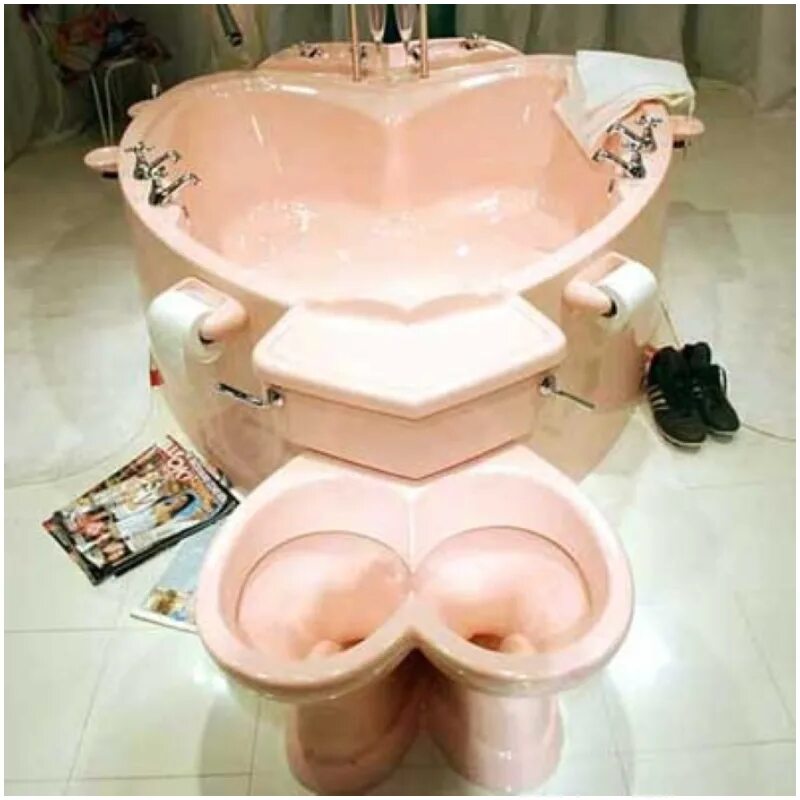 Унитаз для двоих. Два унитаза. Унитаз для влюбленных. Унитазы напротив. Два унитаза.