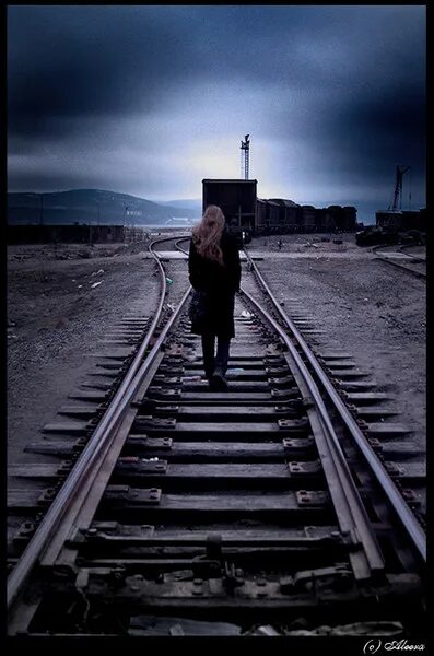 уходящий в никуда. одинокий человек. стоит уходить в никуда. уходящий мужчина. человек уходит в никуда.