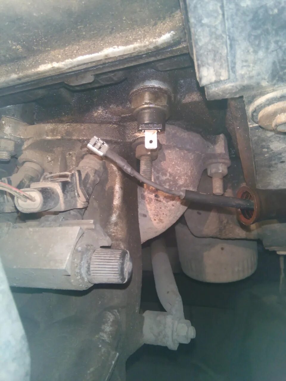 Датчик масляного давления 2115. Датчик давления масла ваз 2115 инжектор. Датчик давления масла 2115. Где находится датчик давления масла ваз 2115. Датчик давления масла ваз 2115.