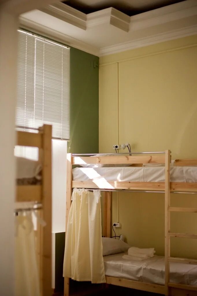 Хостел дворик. Хостел дворик. Общежитие на 40 комнат. Хостел во дворе. Рыбинск хостел.