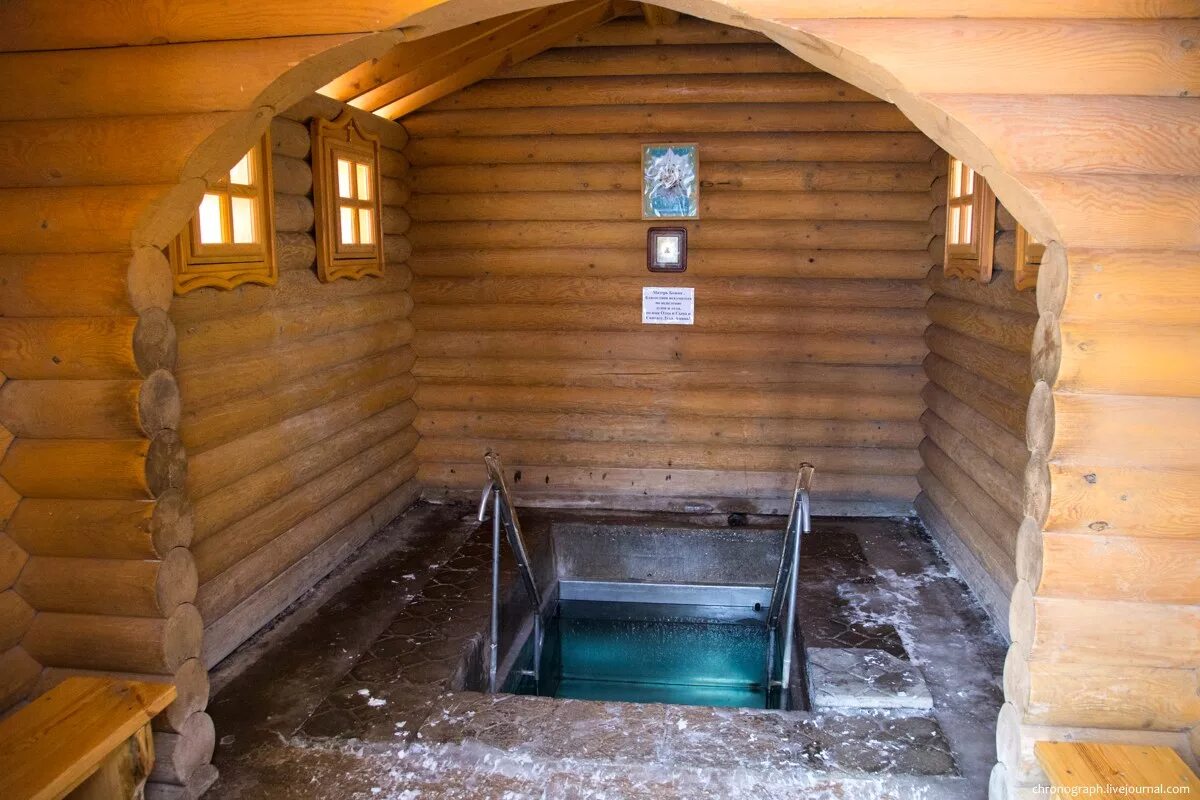 Святой источник пантелеймона абашево. Заходите надпись. Святой источник серафима саровского в дивеево. Заходи в источник. Девушка с кувшином воды.