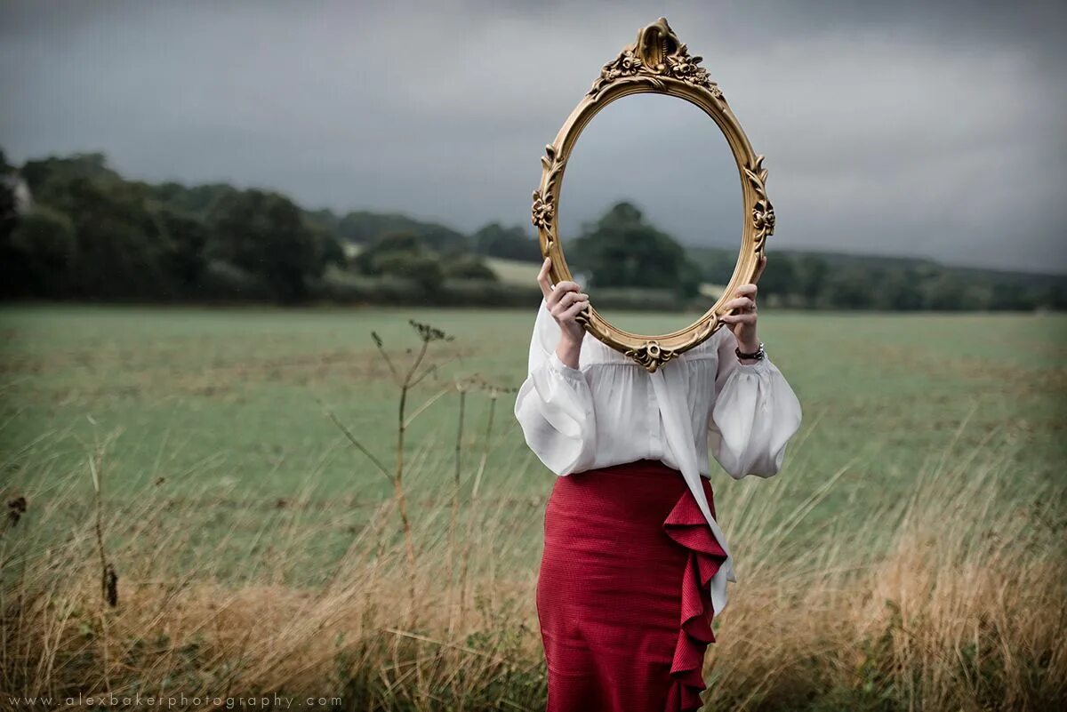 Отражение картинки. Отражение в зеркале. фотосессия с зеркалом. девушка в зеркале. отражение человека.