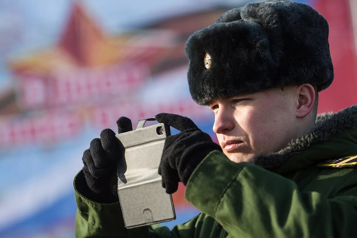 смартфоны запрещены в армии. смартфон в армии. использование телефона военнослужащими. "военный мобильник". военный телефон.