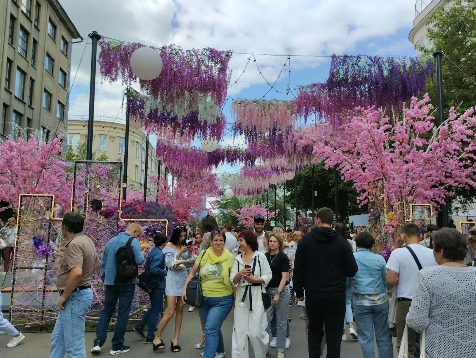 Фестиваль цветов в новосибирске апельсины. Фестиваль цветов в новосибирске. Фестиваль цветов в новосибирске. Фестиваль цветочных композиций. Фестиваль цветов в новосибирске 2023.