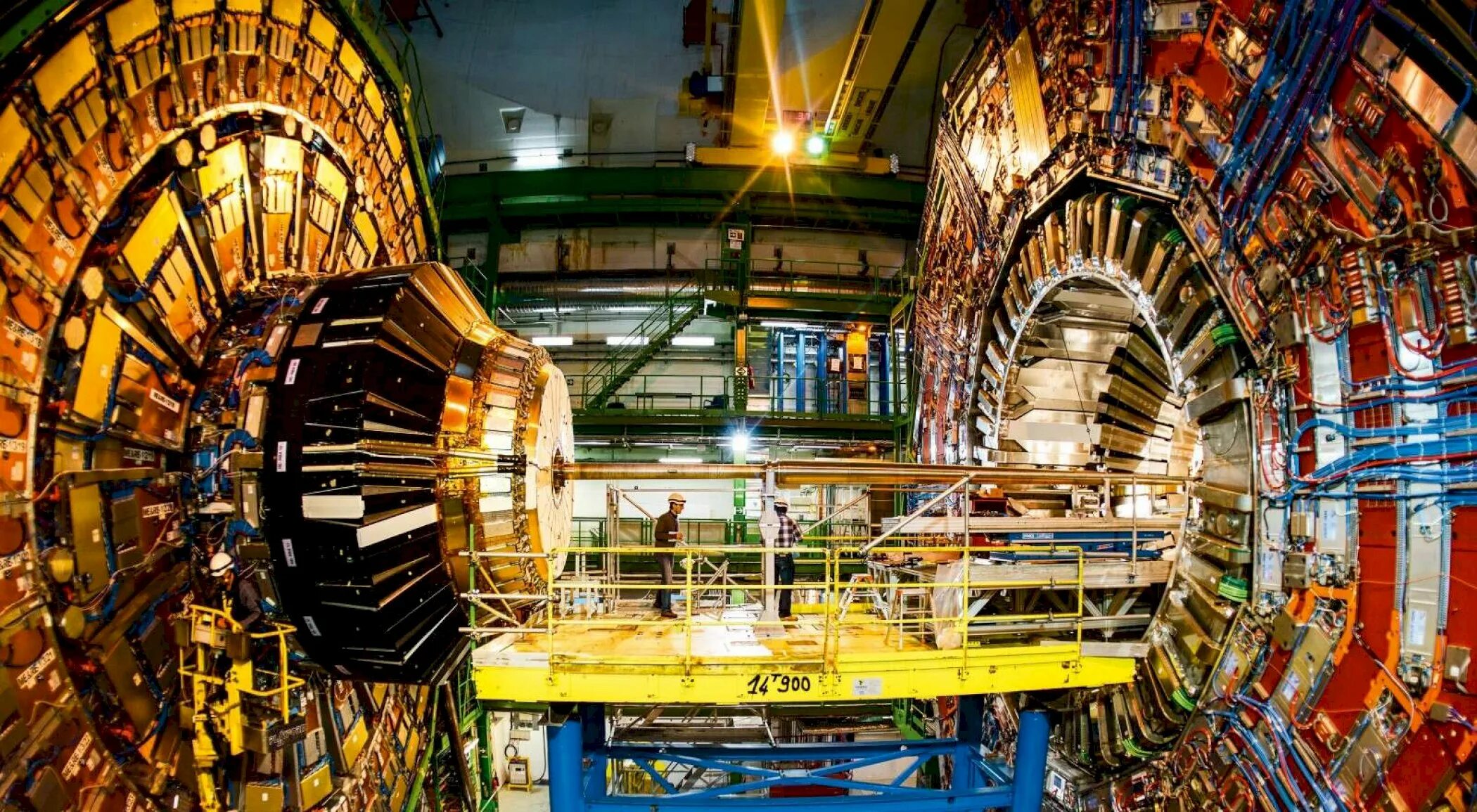 Ускоритель атомных частиц. ЦЕРН коллайдер. Швейцария ЦЕРН коллайдер. Адронный коллайдер ЦЕРН. Большой адронный коллайдер ЦЕРН.