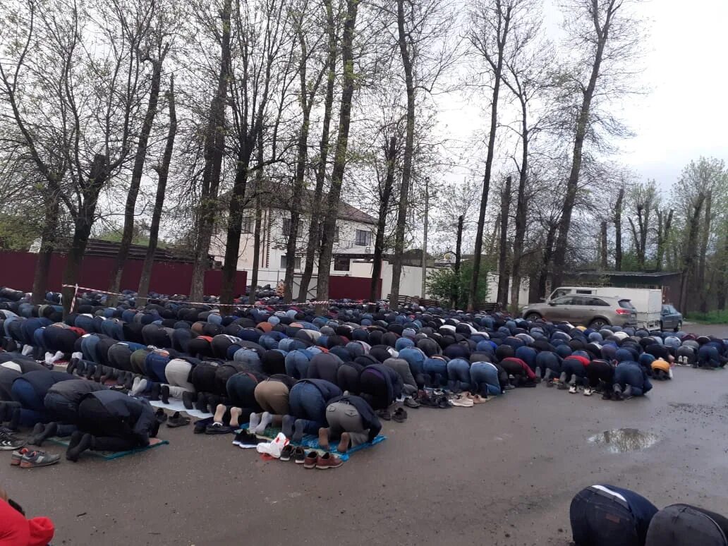 Ураза краснодар. Ураза-байрам 2023 Краснодар. Мусульмане в Москве молятся на улице. Мусульманские праздники 2023 молятся на улице. Мусульманин молится.