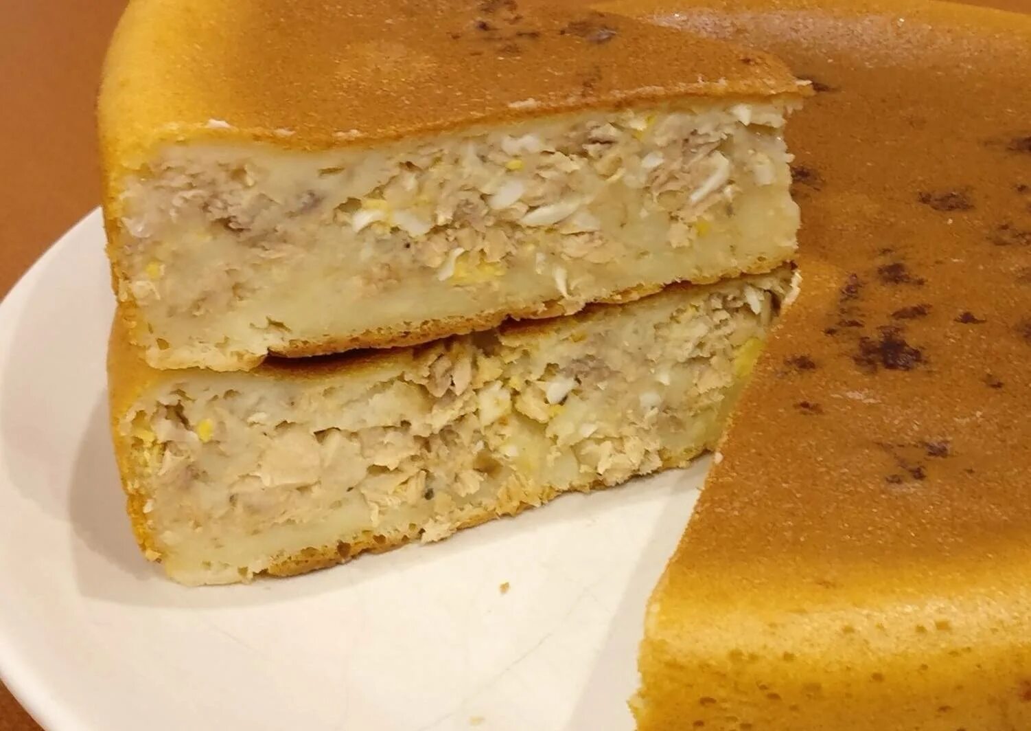 Заливной пирог с консервированными. Заливной пирог с рыбными консервами. Заливной пирог с консервой рыбной. Заливной рыбный пирог. Заливной пирог с рыбными консервами.