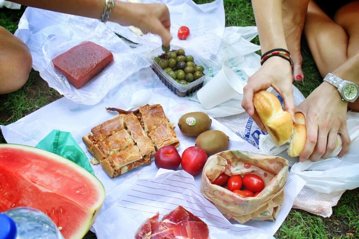 Пикник на природе. Еда на пикник. Еда на пикник. Еда на пикник. Перекус на природе.