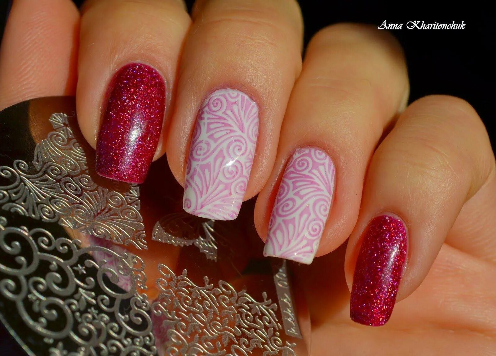 Маникюр стемпинг. Маникюр со стемпингом идеи. Маникюр стемпингом лак. Чёрный маникюр со стемпингом. Маникюр стемпингом лак.