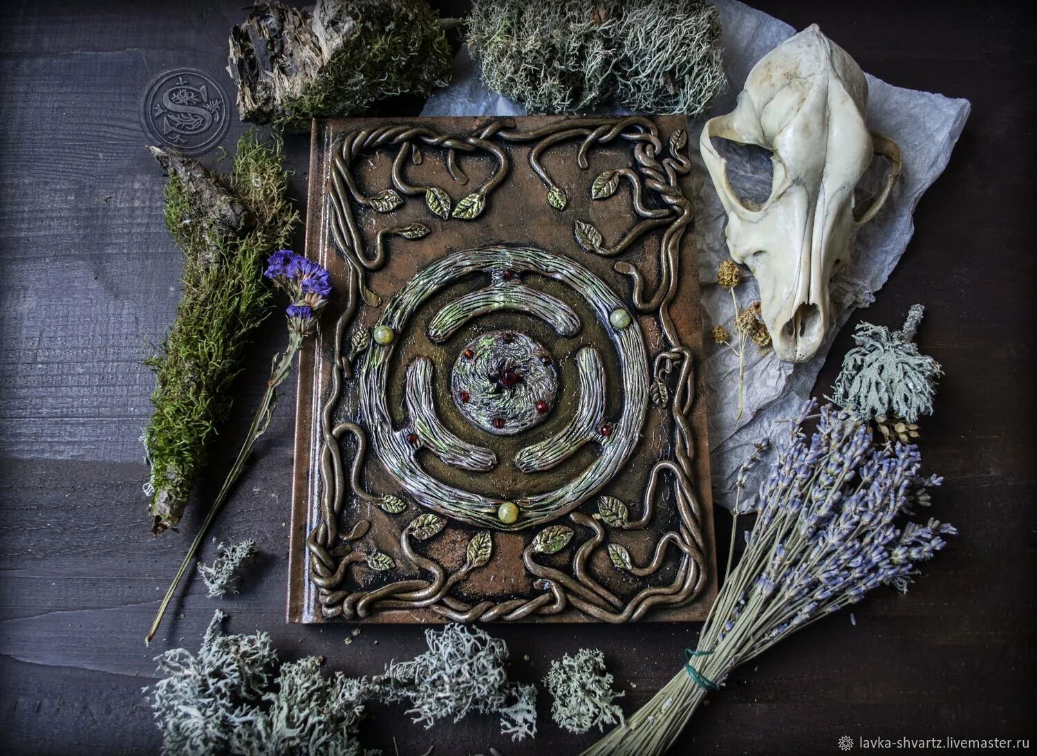 Магические предметы. Гримуар гоэтия. Гримуар столоса. Книжка магии. Волшебная книга заклинаний.