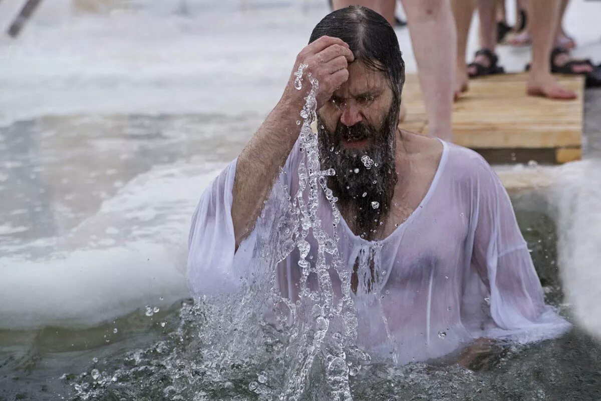 Крещение купание в проруби. Водохреща 2021. Крещенские купания. Крещение прорубь. Купель на крещение.