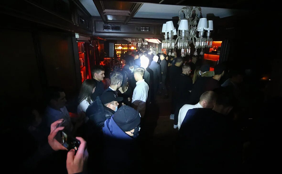Снял после ночного клуба. Ресторан ночью. Ночной бар с посетителями. Ночное кафе Москва. Ресторан Москва ночь фото.