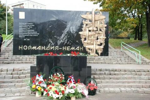 Какой памятник был открыт 9 мая 1966
