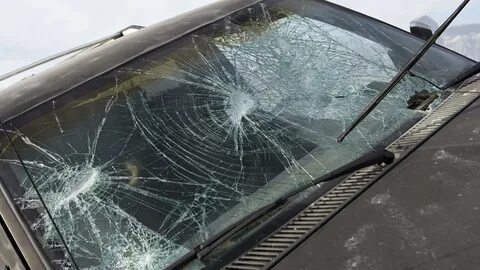 Разбитое автомобильное стекло