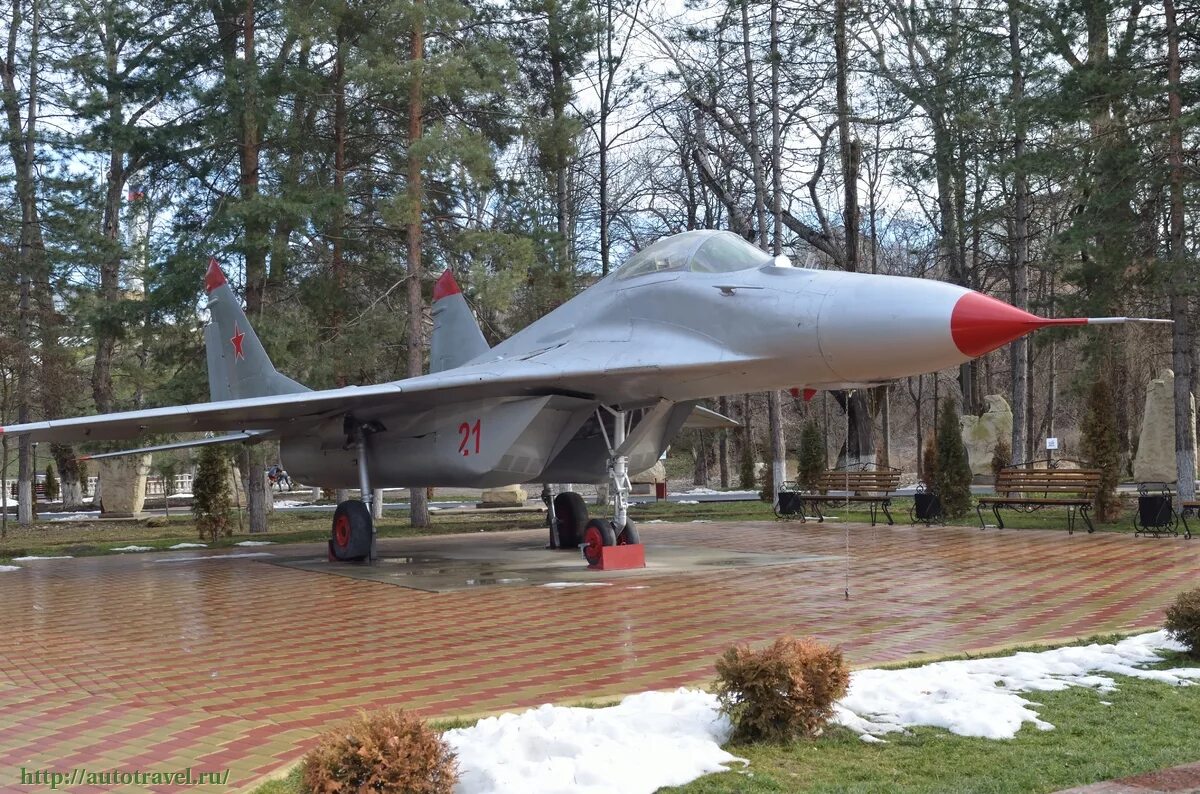 Техника черкесск. Черкесск парк зеленый остров. Танки на зеленом острове Черкесск. Парк зелёный остров Черкесск Военная техника. Музей в Черкесске на зеленом острове.