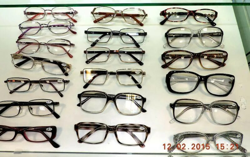 Можно вернуть очки в магазин. Оправы в оптике выкладка. Очки в металлической оправе мужские. Цельная металлическая оправа для очков. Модные оптические очки мужские.