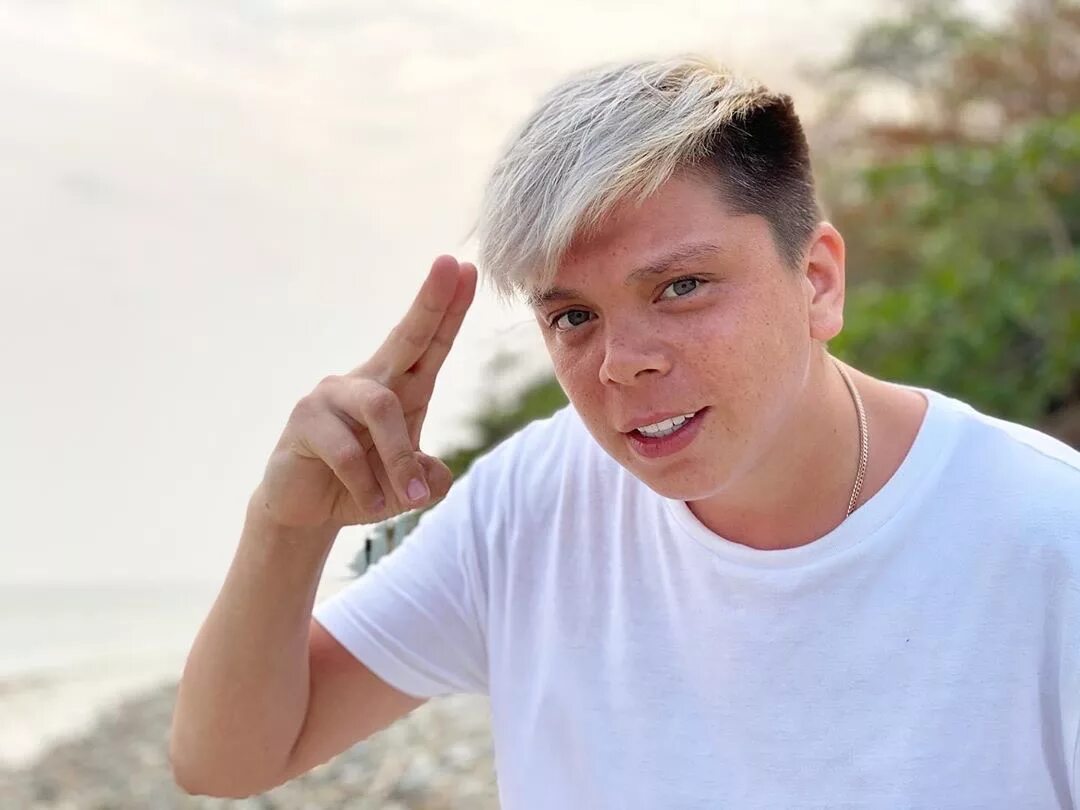 Элвин грей дом 2. Группа элвина грея. Радик юльякшин 2022. Радик юльякшин 2020. Эрл грей певец.