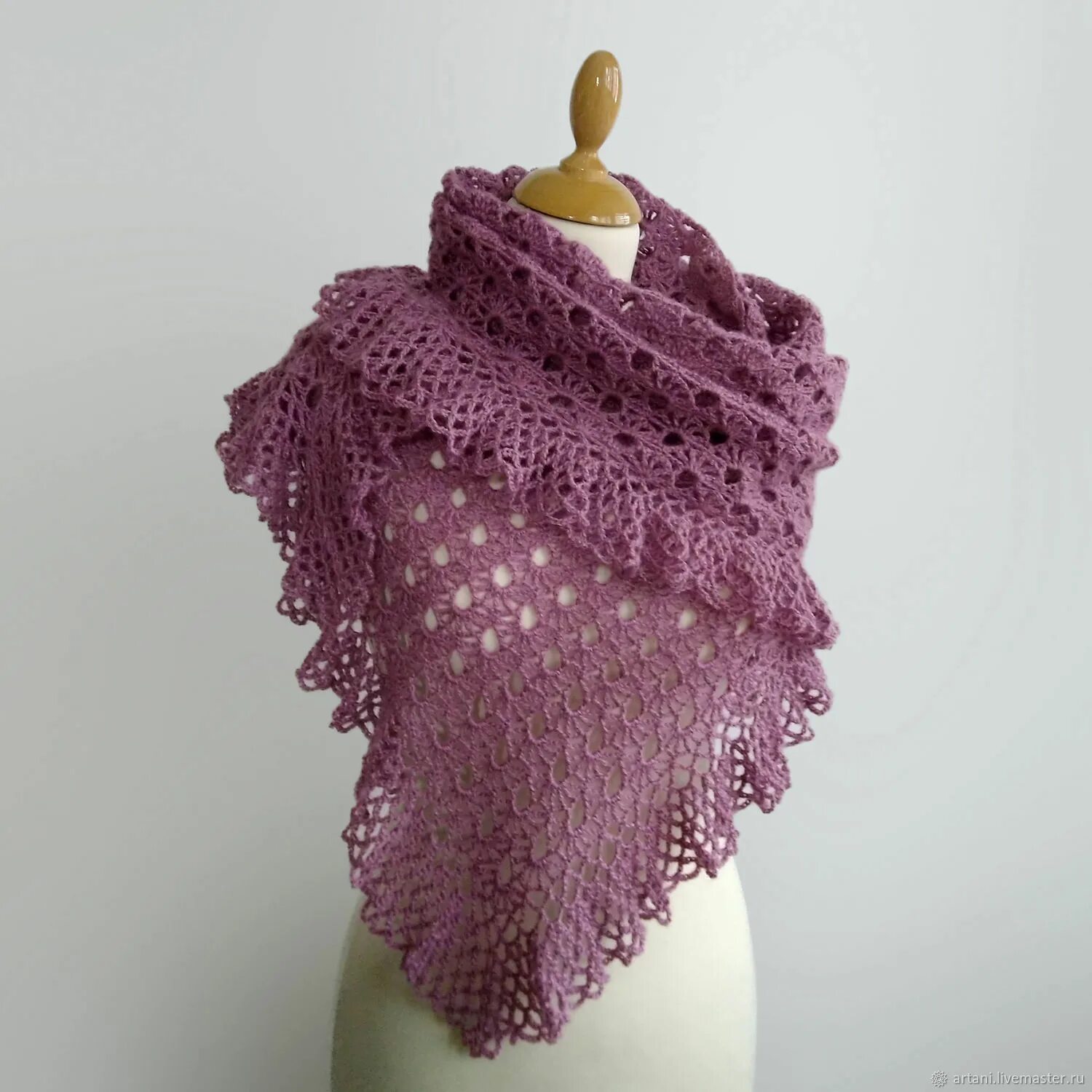 Вязаные шали книга. Учительница закутанная в вязаную шаль. Вязаные платки крючком. Учительница закутанная в вязаную шаль. Dafni smile shawl шаль.