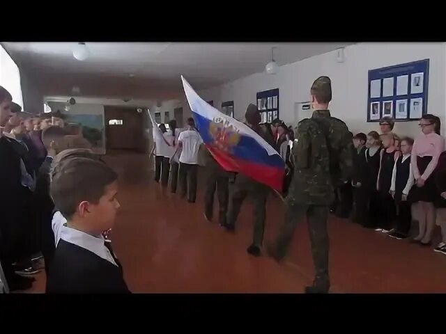 Вынос флага на линейке в школе