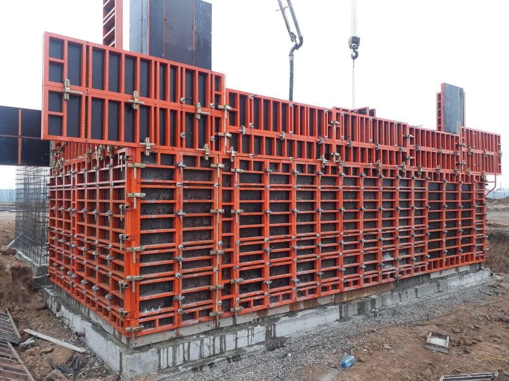 Опалубка фора мелкощитовая. Съемная опалубка. Опалубка ramirent. Смета на фундамент монолитная плита 10 на 10. Ленточный бетонный фундамент.