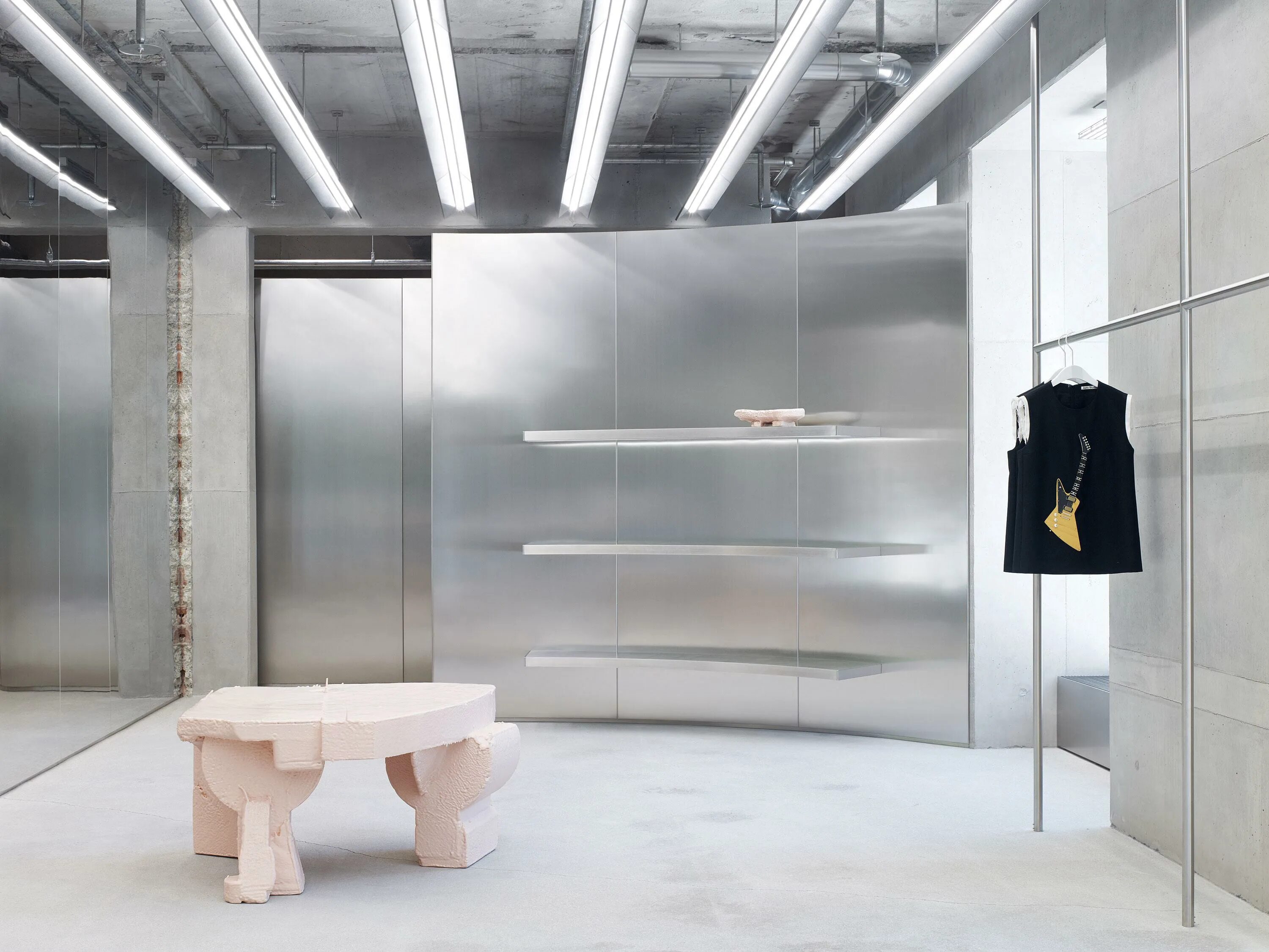 Studio store. Acne studios бутик. acne studios store. футуристическая витрина. acne studios витрина.