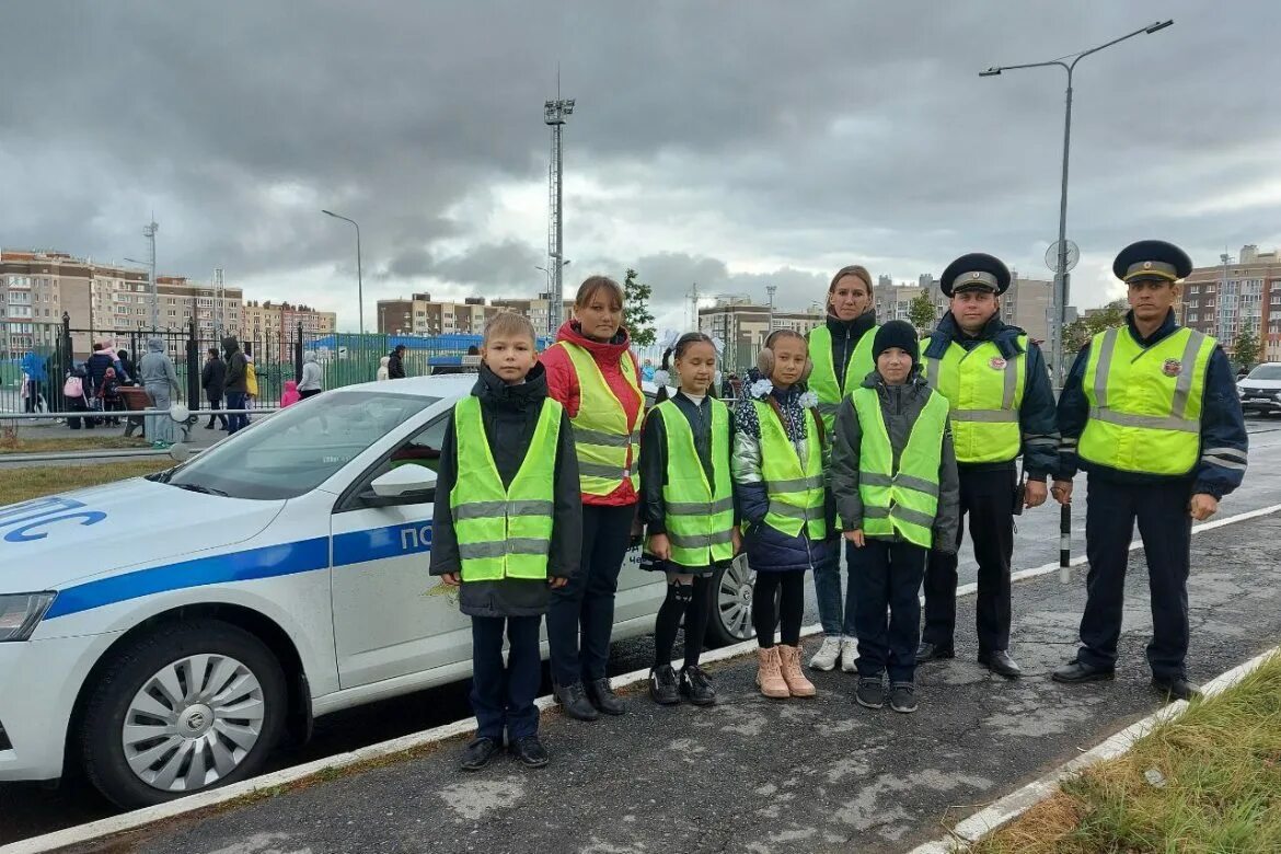 Инспектор со. Сотрудник гибдд. Инспектор гаи. Полиция остановила машину. Инспектор гибдд.