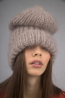 Шапка из мохера с отворотом спицами