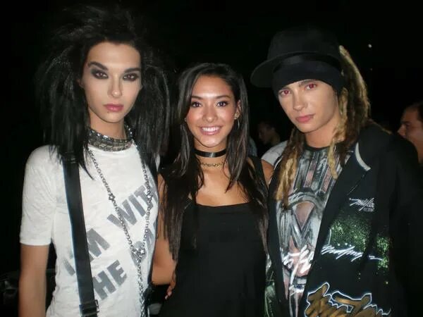 Песня ты была фанаткой группы. Билл Каулитц с фанаткой. Tokio Hotel 2008. Токио хотел поклонницы. Группа Tokio Hotel 2019.