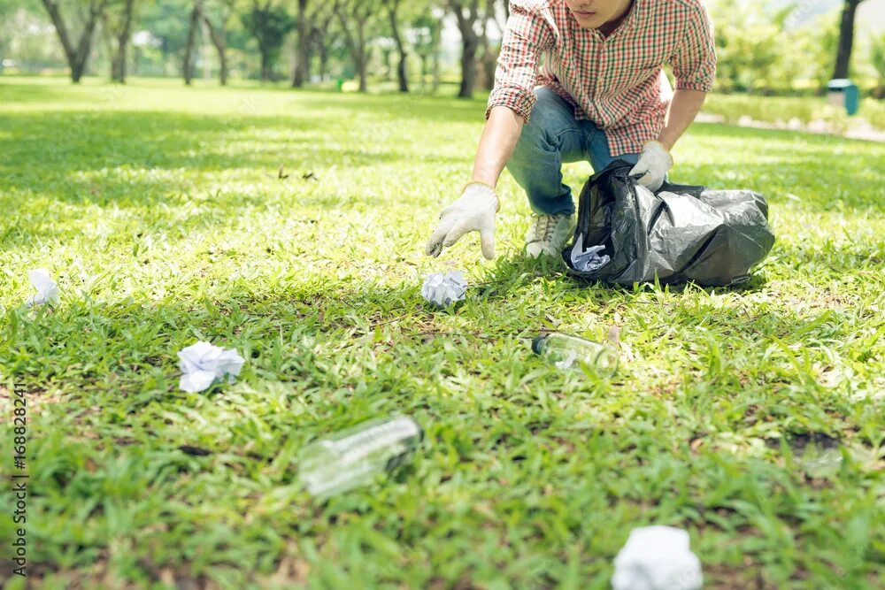 How to pick up. Picking up Litter. Человек что-то собирает. Весенний плоггинг. Pick up Garbage.