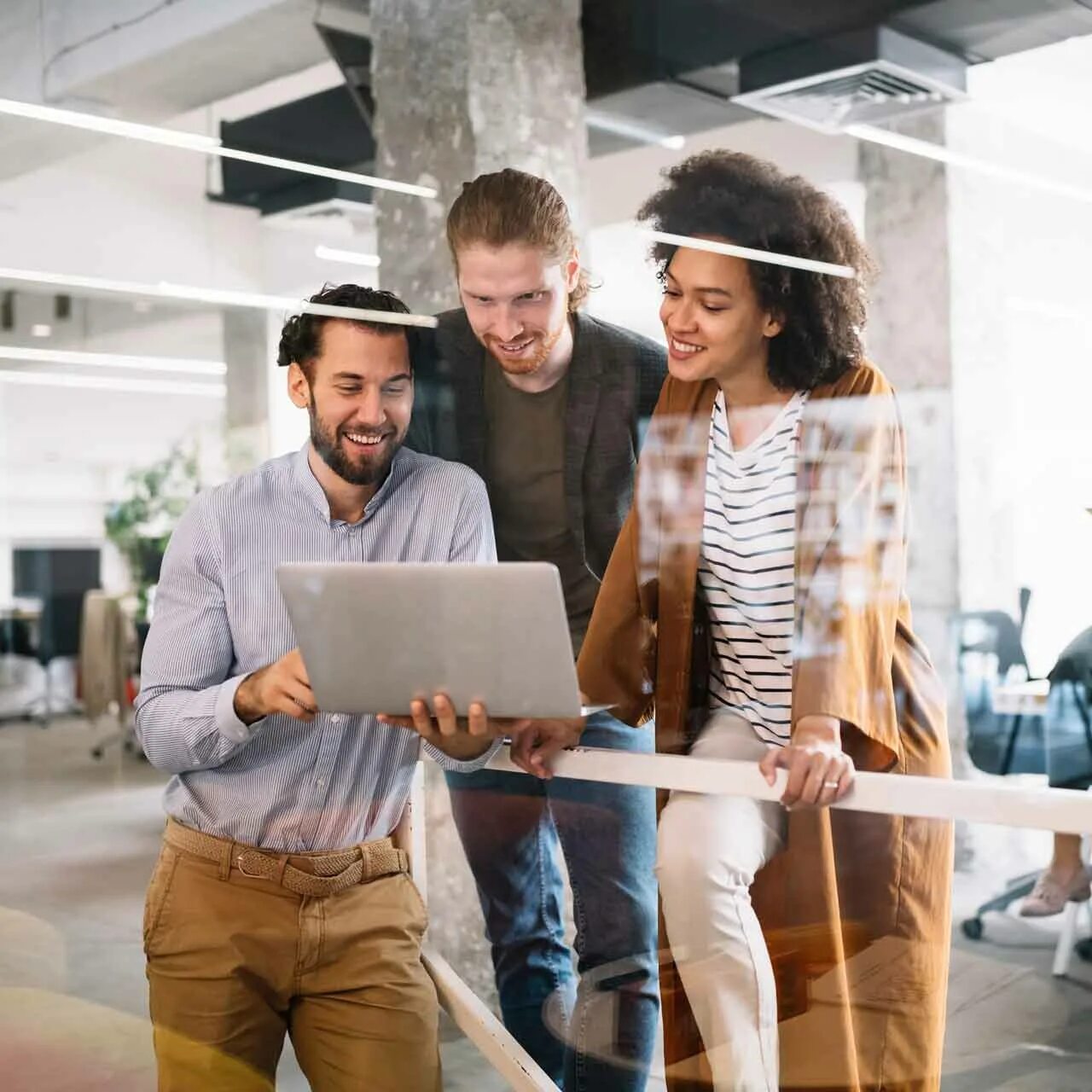 Работа в офисе. Бизнес люди. Мужчина трудится над проектом. Business partnership. First working experience.