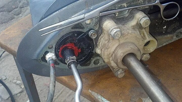 В какую сторону крутить редуктор. Редуктор yamaha 30. yamaha 9.9 в редукторе вода. вакуумный шланг на редуктор. штуцер для проверки давления в редукторе лодочного мотора.