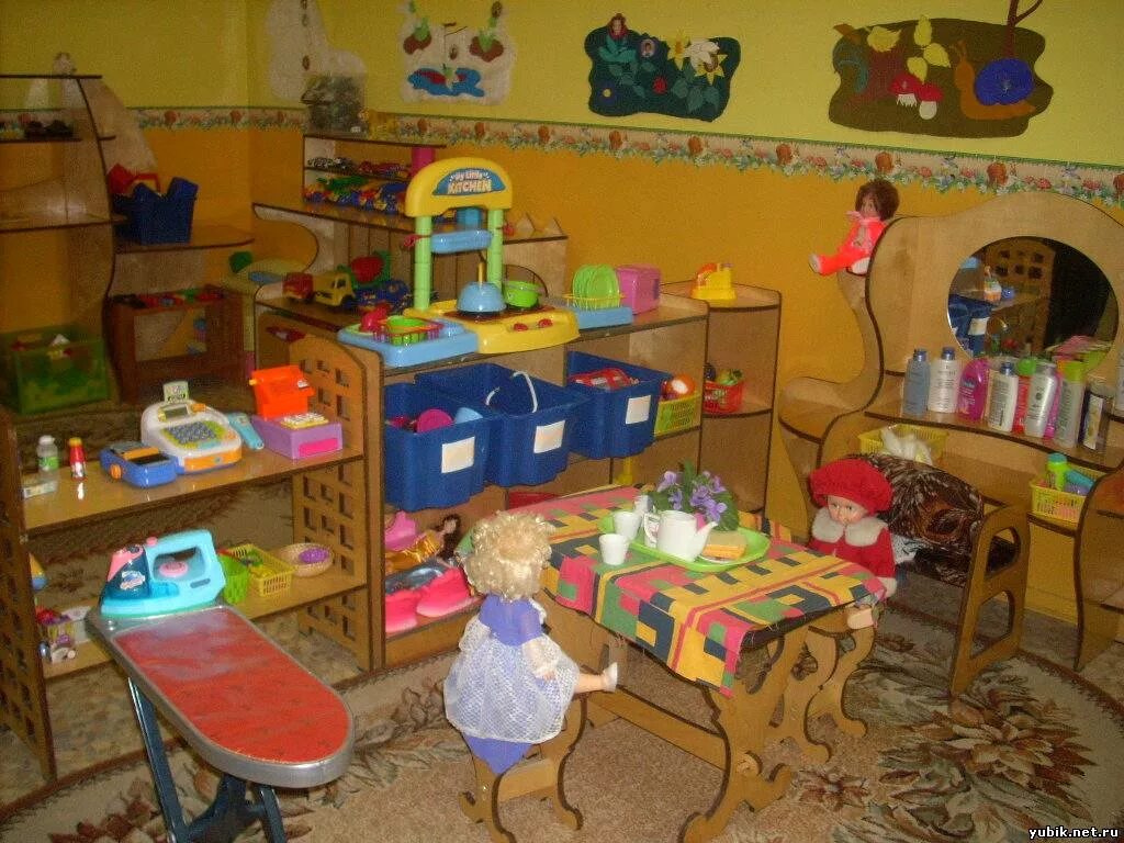 Центр игровой активности. Игровой уголок в детском саду. игровые зоны для детей в детском саду. кукольный уголок в детском саду. игровая зона дом в детском саду.