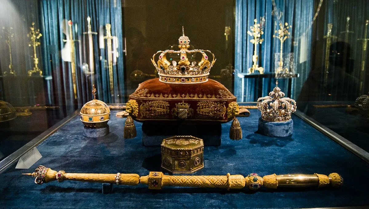 Держава, корона,скипетр, трон и. Лондонский Тауэр Королевские драгоценности. Лондонский Тауэр Королевская сокровищница. Корона скипетр держава. Сокровищ британии