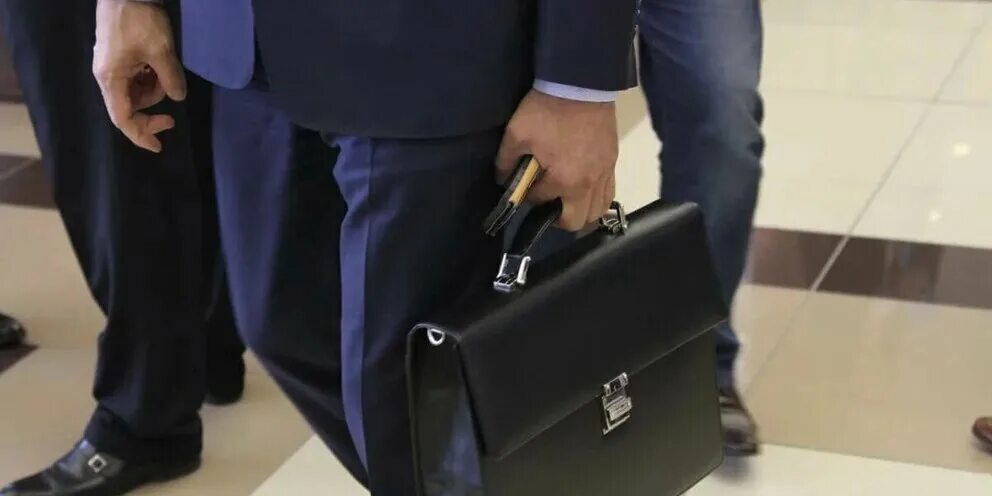 фотографии должностных лиц. государственный служащий. увольнение чиновника. государственные служащие. отставка должностного лица.