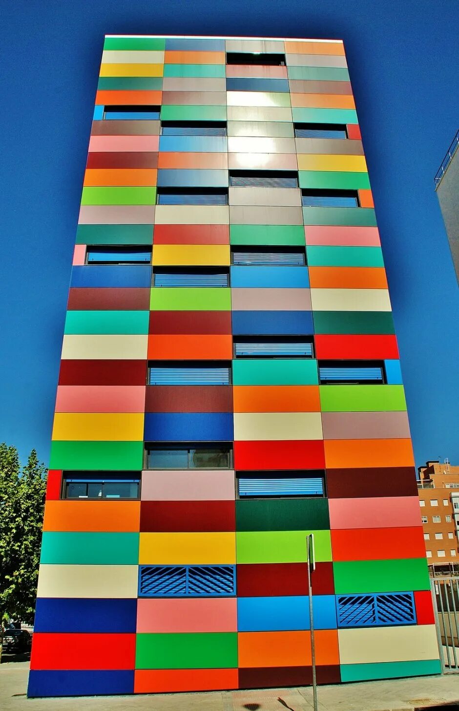 Цветные фасады зданий. Фасад жилого здания в мехико kiral». Тетрис билдинг мадрид. Красочные здания. Разноцветный дом.