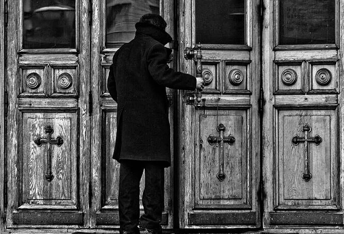 В запертую дверь не войти. Человек у двери. Закрытая дверь. Мужчина в дверях. Человек перед дверью.