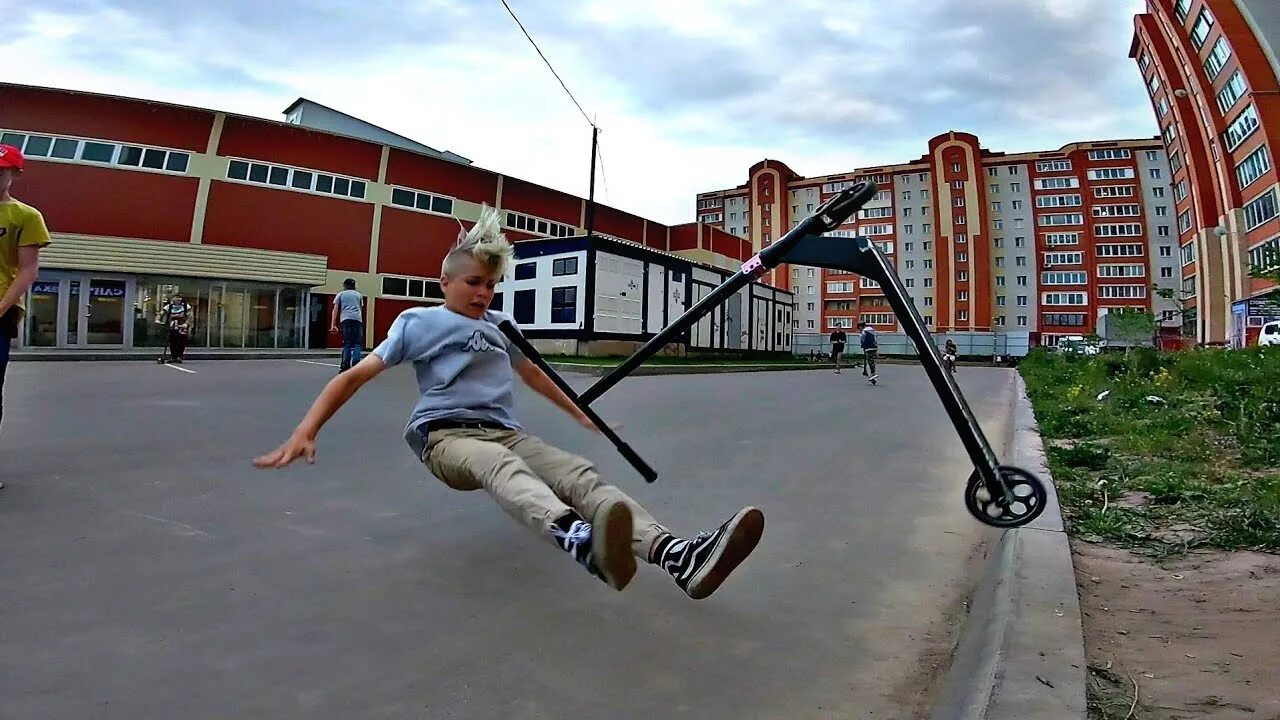 Упал заплакал. Падения на трюковом самокате. Трюки на самокате. Трюки на самокате дети. Ребенок на самокате.