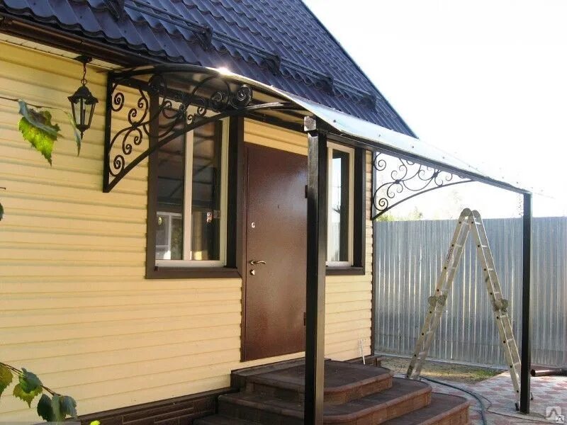 Козыренк из поликарбонат. Козырьки над крыльцом частного дома. Навес над крыльцом. Навес над крыльцом. Кованые навесы и козырьки.