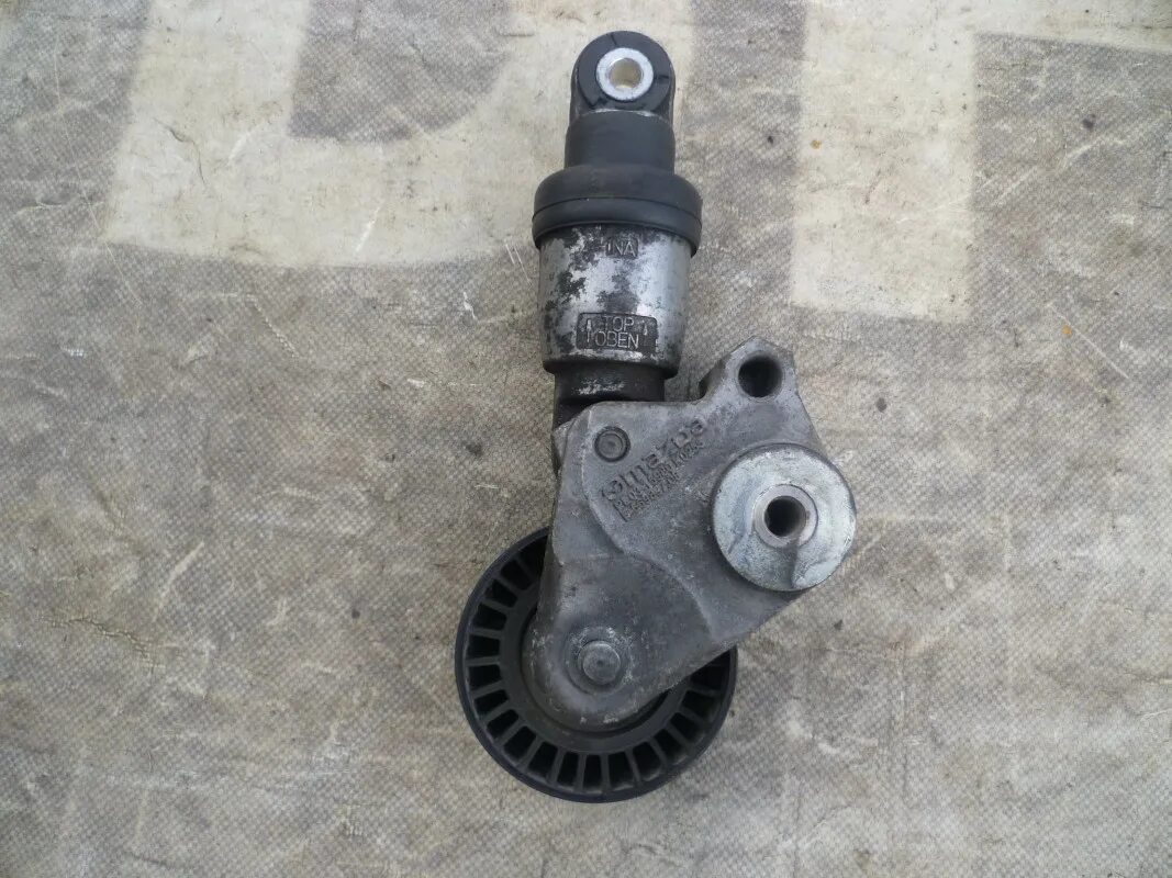 Натяжитель ремня генератора мазда. Натяжитель ремня генератора мазда. Натяжитель ремня генератора мазда. Натяжитель ремня генератора мазда 6 gg. Мазда 3 натяжитель приводного ремня.